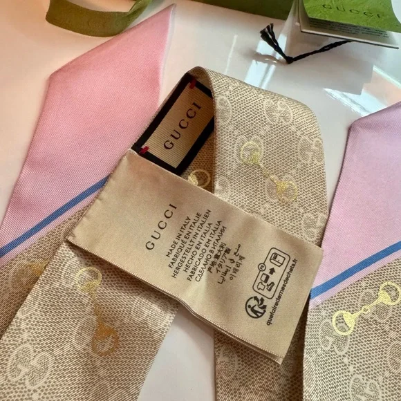 ✨ NWT Authentic Gucci Pink and Beige Silk Horsebity Scarf ✨ - Picture 5 of 8